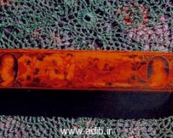 تصویر یک قلمدان متعلق به اواسط دوره قاجار صورت دو زن در دو طرف و شکارگاه در وسط 