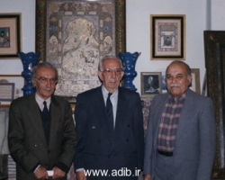 این عکس در خانه ادیب برومند گرفته شده است. از راست به چپ: مهندس نظام الدین موحد - علی اردلان - ادیب برومند دیده می شوند. 	