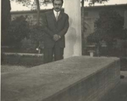 ادیب برومند در کنار آرامگاه حضرت خواجه حافظ