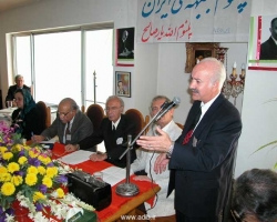 پلنوم جبهه ملّی ایران - اقای دکتر سید حسین موسویان رئیس هیات اجرائی در حال سخنرانی در کنار هیات رئیسه محترم.